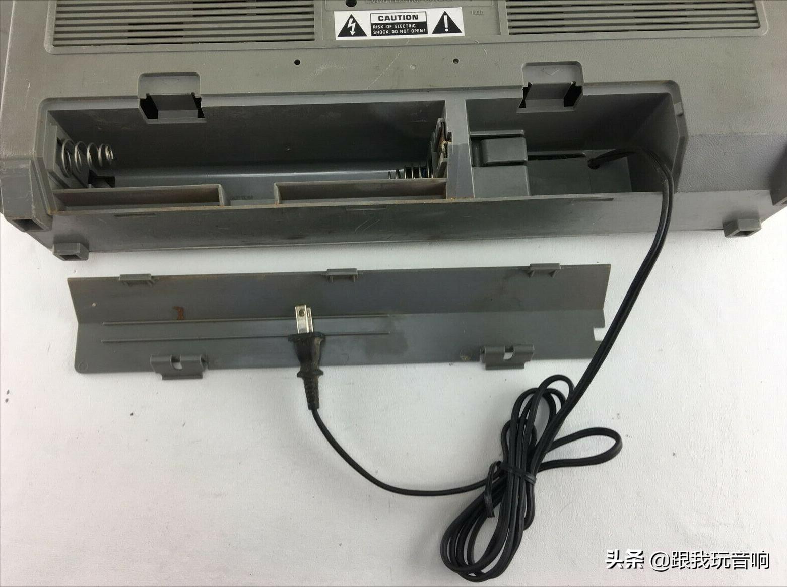 三洋SANYOM9705单卡四喇叭便携式立体声收录机