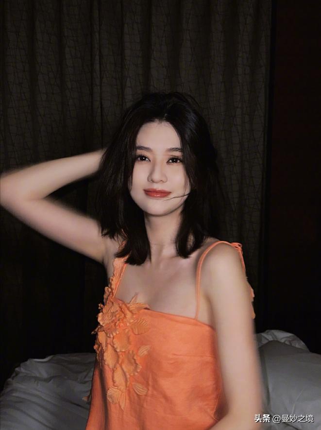 乔欣街头皮衣回眸夜晚半身照,乔欣抹胸白礼服女神气质高清写真