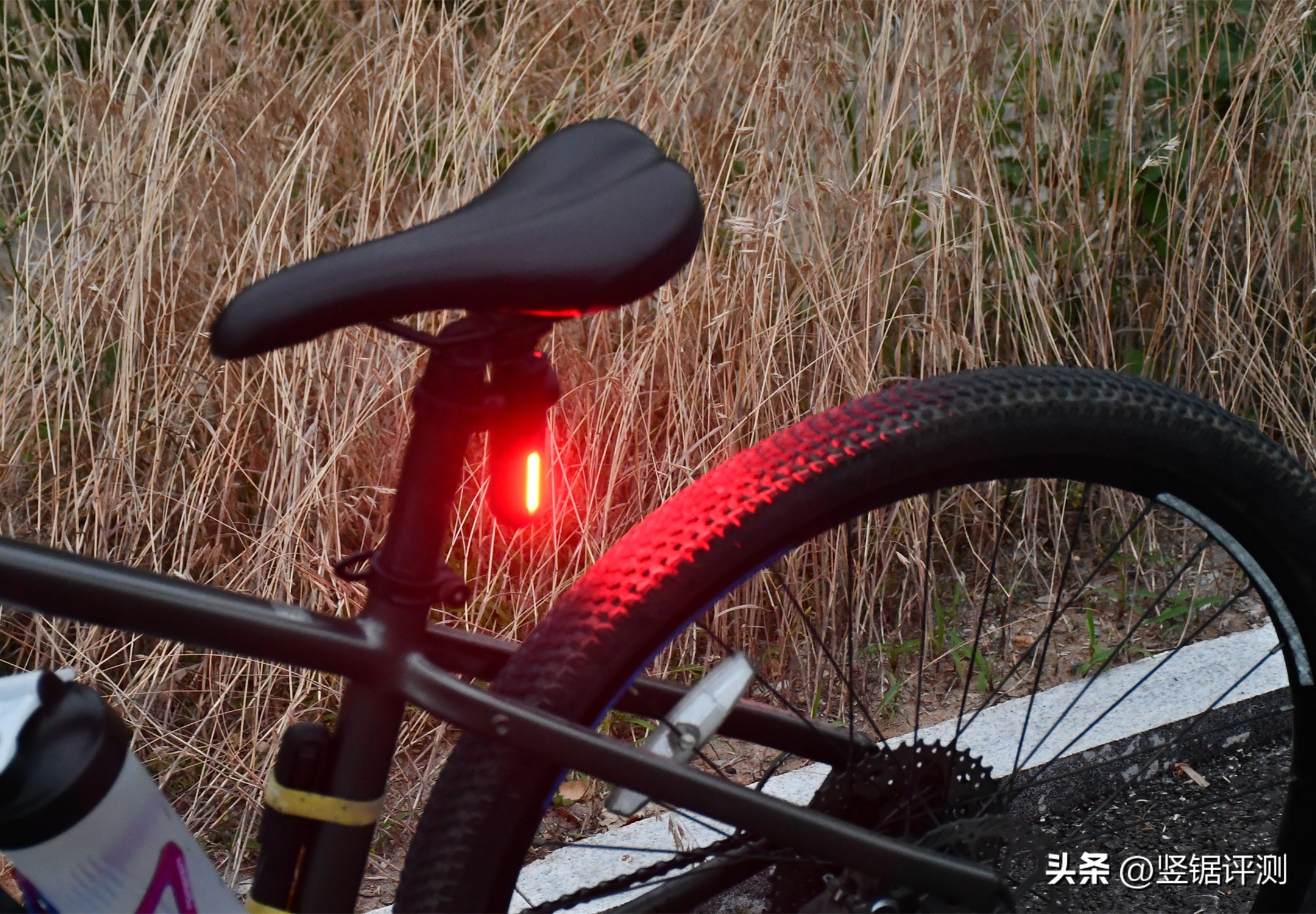 迈极炫行车灯测评,迈极炫尾灯记录仪拆解