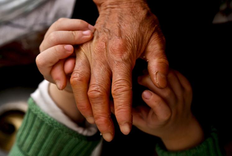 2010年失独60岁的母亲生下双胞胎,失独母亲60岁生双胞胎如今怎样