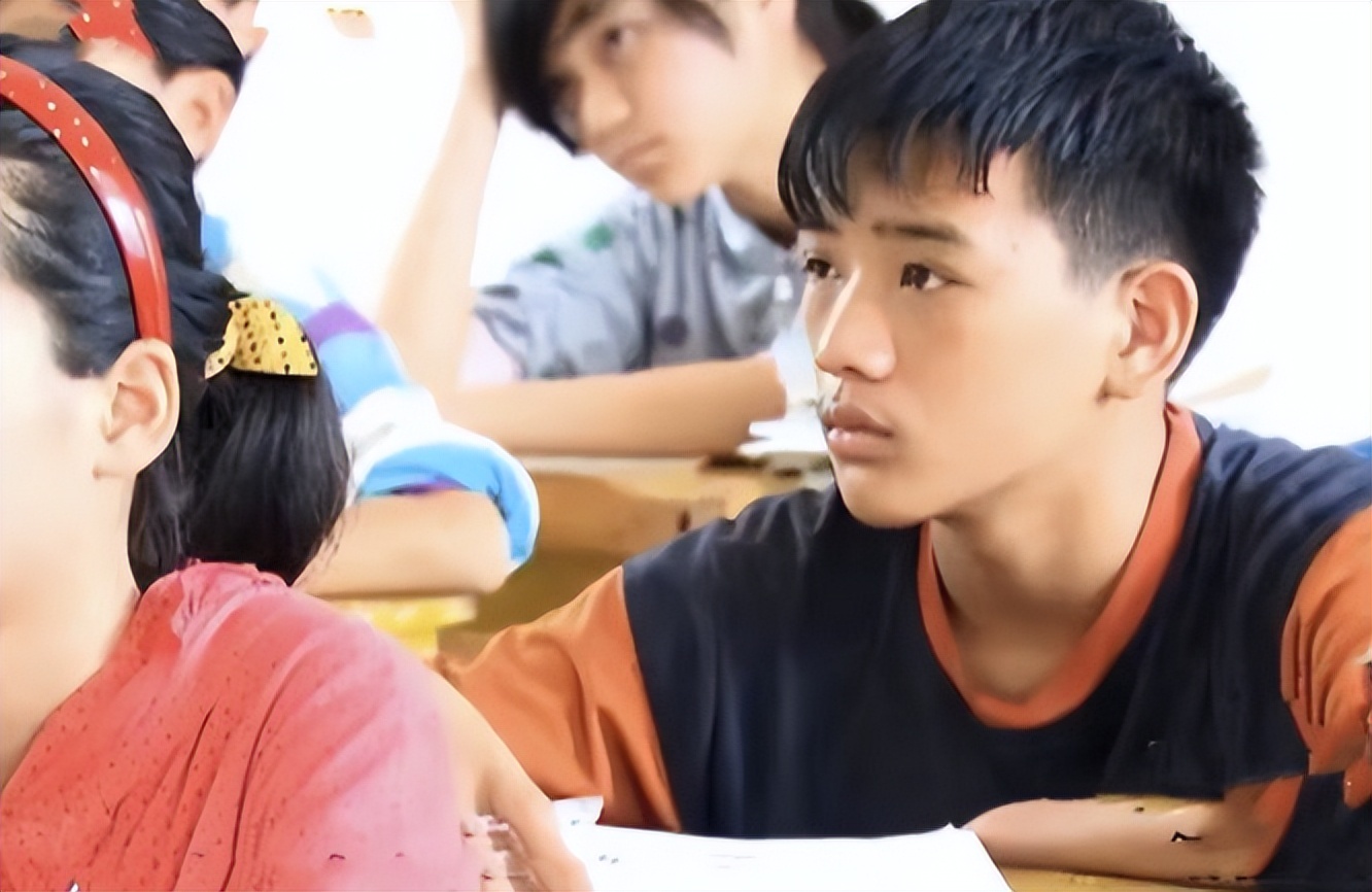 13岁孤儿独自生活,孤儿韦仁龙707分考上北大