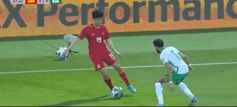 走着踢VS跑着踢！国足被吊打偷到一分，控球率26%体现全方位差距