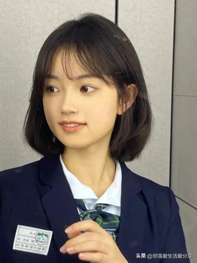 短头发蛋卷头发型正面,俏皮短蛋卷头戴什么帽子