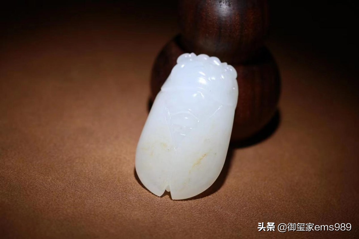 和田羊脂白玉真的不沾水吗,和田玉籽料不牛皮的值钱吗