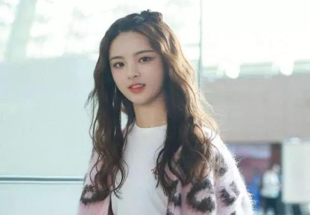 最有钱女明星刘亦菲,刘亦菲秀名贵翡翠大耳环