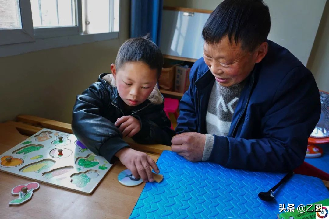 孙子发狂砍断爷爷的手筋，爷爷流泪倾诉：只要孙子能好要命都可以