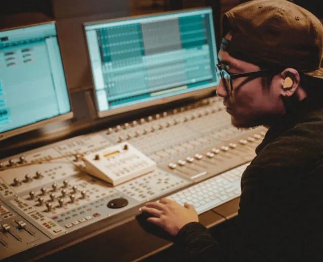 睡到自然醒，穿着睡衣喝着咖啡在家工作不是梦，但要更自律