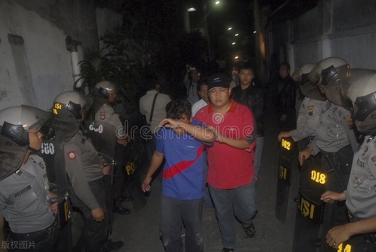 以借为名不还公款是否构成贪污罪,与贪污犯共谋贪污构成什么罪