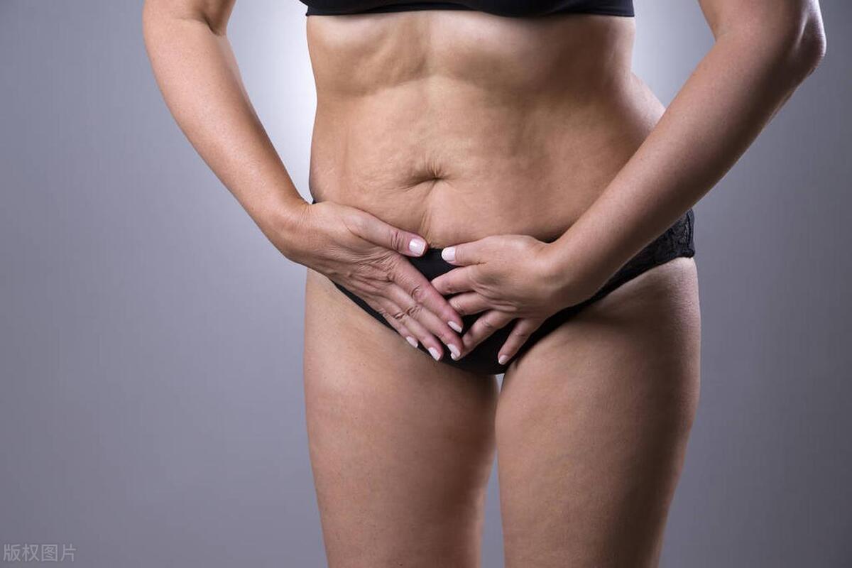 女友出去玩就要上厕所，一次十几分钟，肚子疼有坠胀感，怎么回事