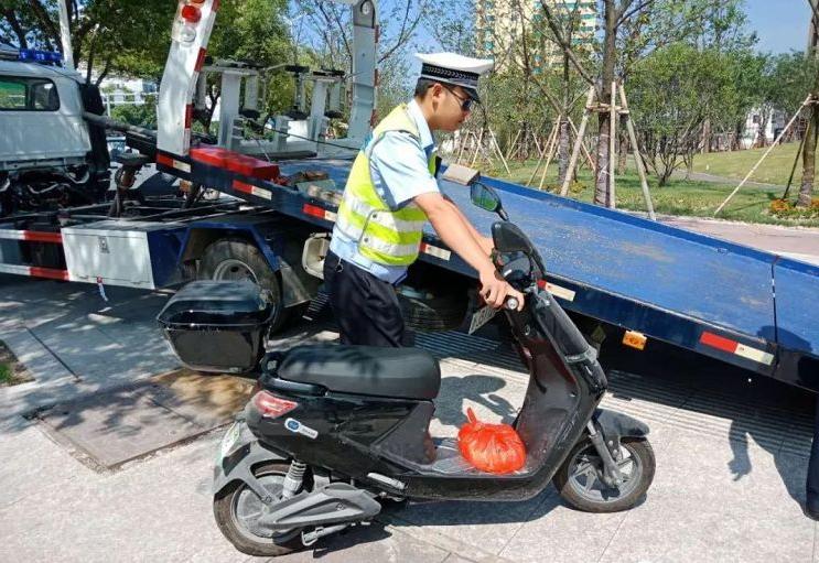 老年代步车三轮上路违法吗,无证驾驶三轮老年代步车怎么处罚