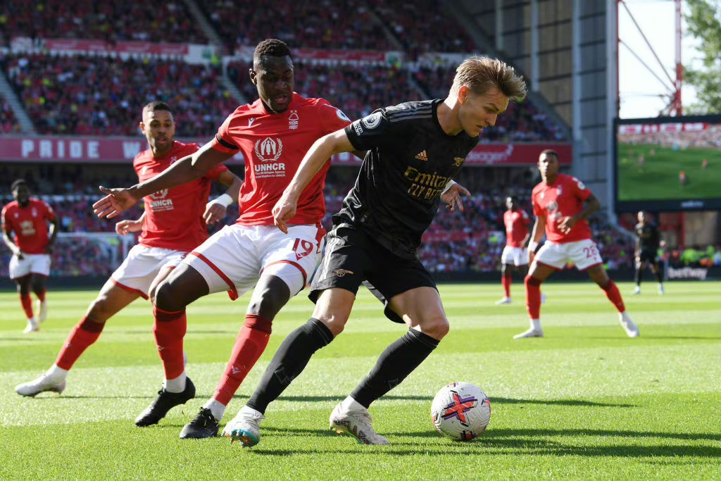 阿森纳0比3惨败布莱顿,曼城逆转阿森纳英超夺冠