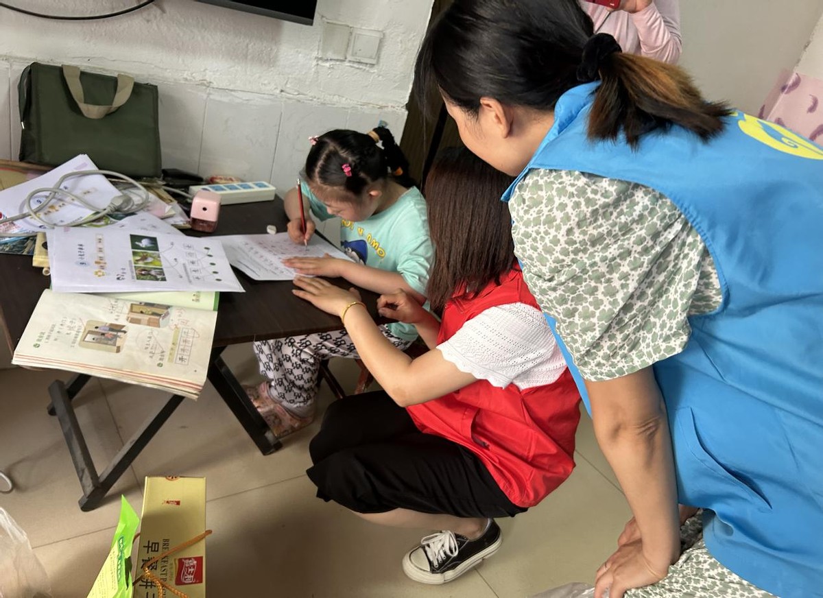 临渭区杜桥街道社工站联动各社工室开展“浓情端午，乐在其粽”主题活动