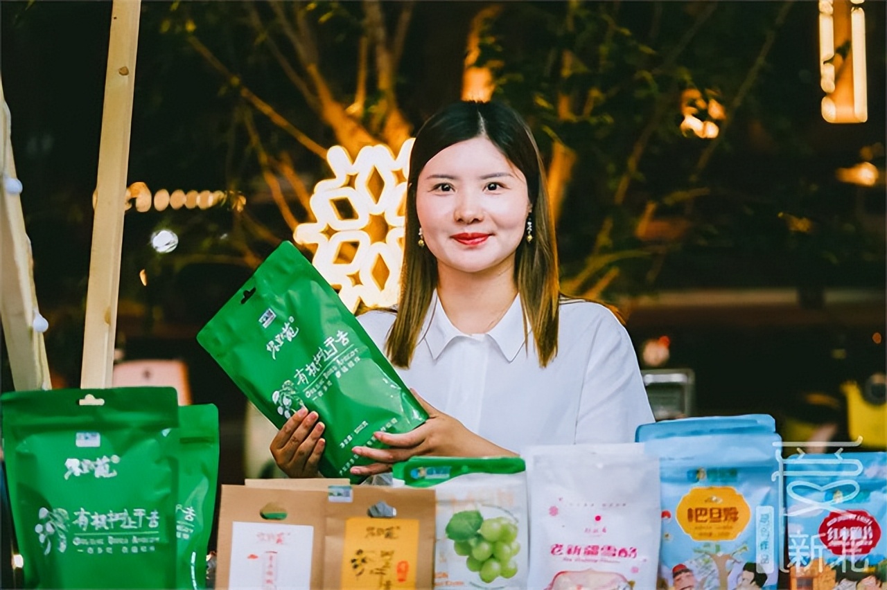 仲夏夜,逛“井井有条街·青年创业集市”,有生活有晚风也有故事……