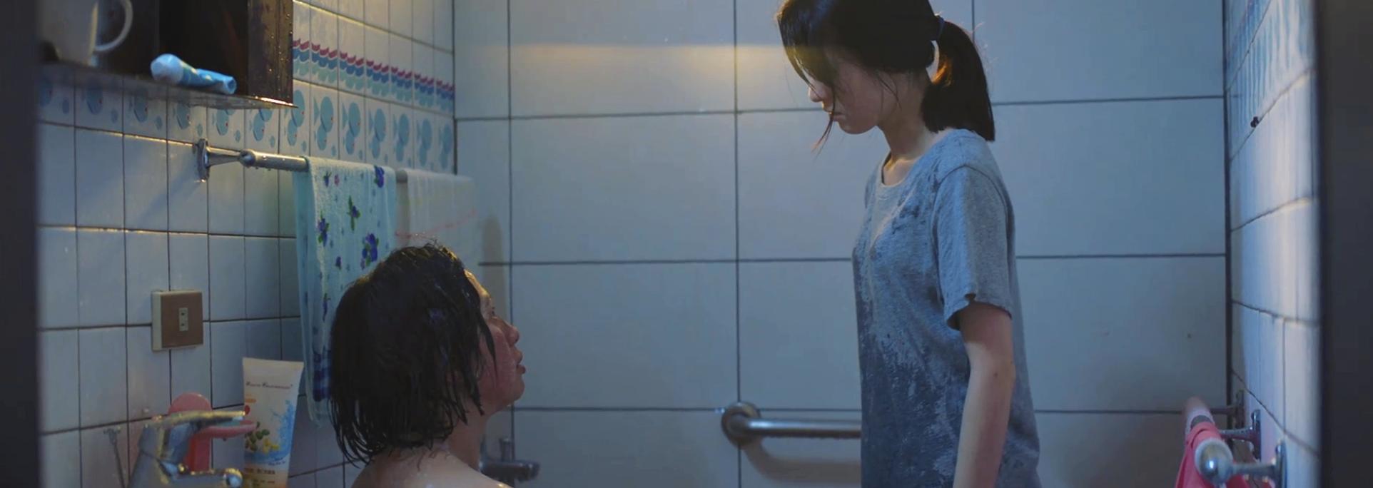 弑亲、卖肉、*拍偷**，尺度爆表，如此生猛的华语片，惊到我了