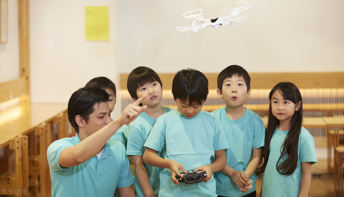 小班第一天入园怎么吸引小朋友们,小班新生入园哭闹老师如何解决