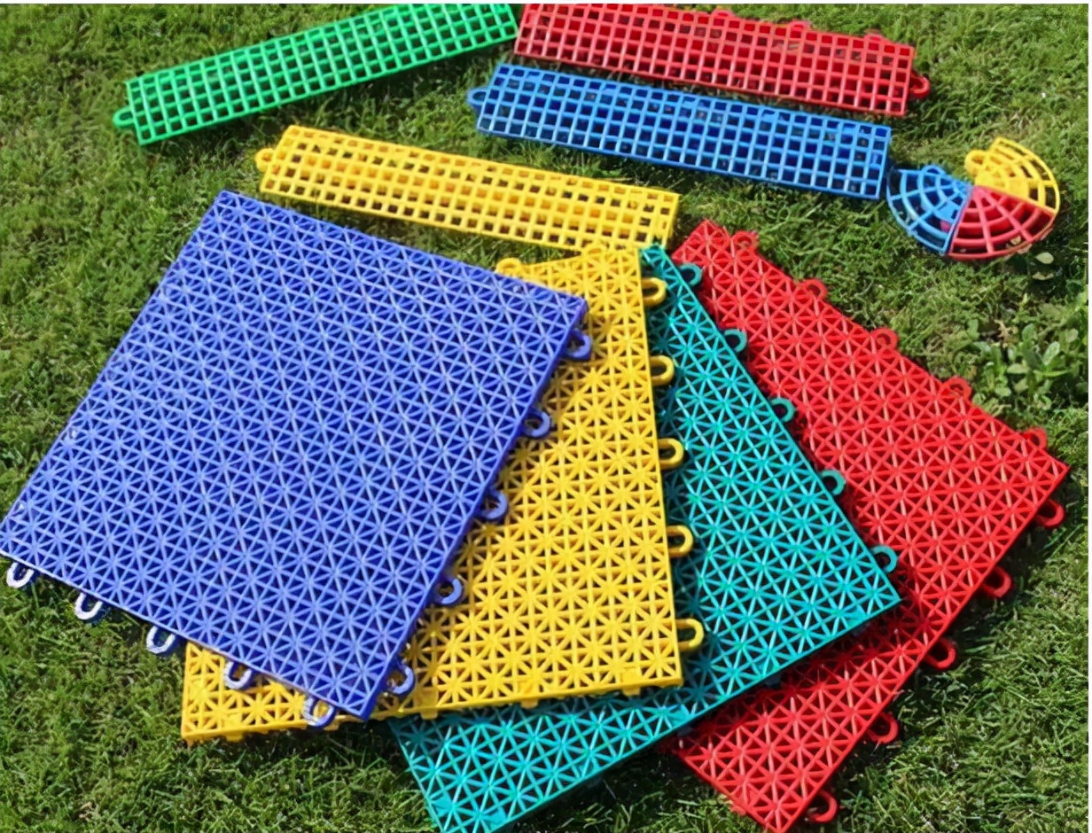 室外篮球场地面铺啥材料经济实惠,户外篮球场的场地适合用什么材料