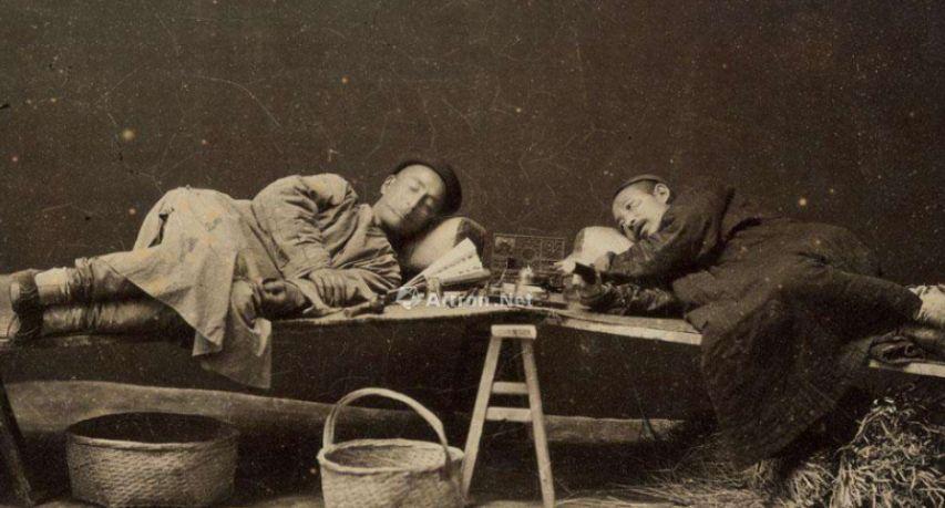 日军侵华老照片：女子自愿脱衣服让洋人拍摄，女孩拍下大尺度照片