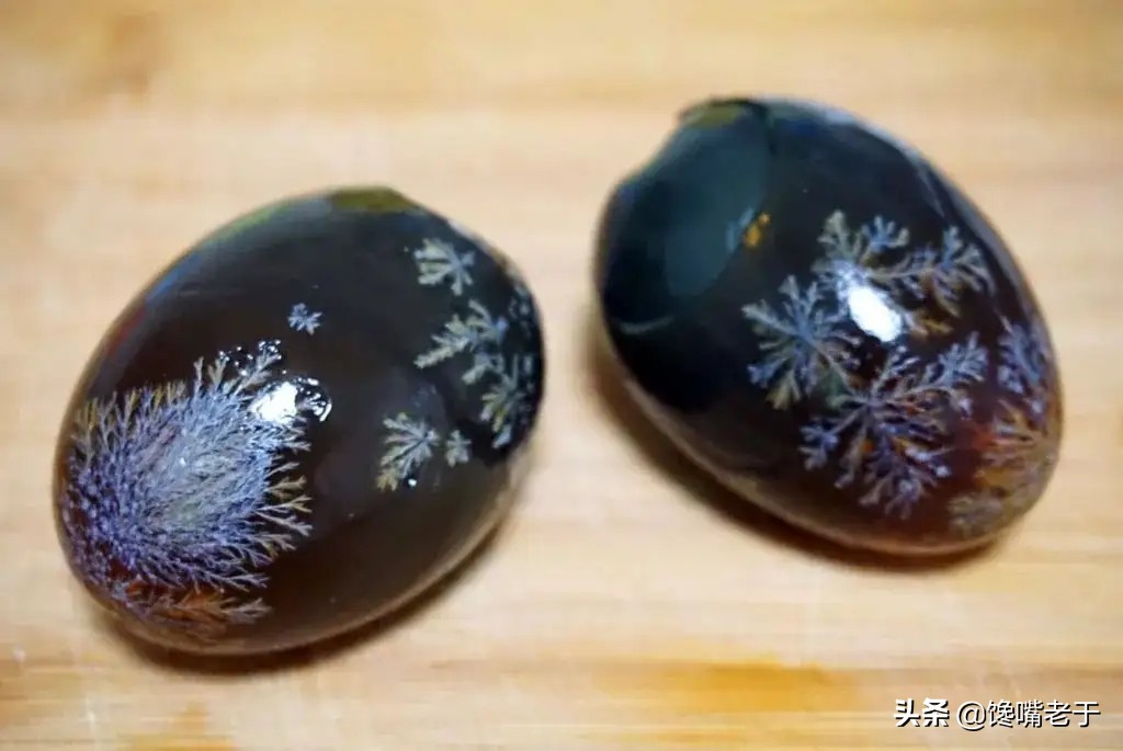 刚买回来的皮蛋还要煮吗,皮蛋蛋清部分化了能吃吗