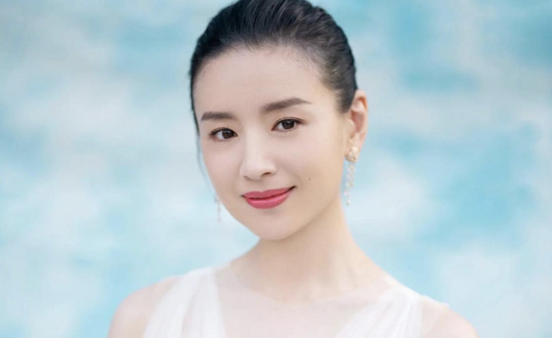 董洁身穿瑜伽裤亮相直播间,43岁董洁穿瑜伽服直播带货视频