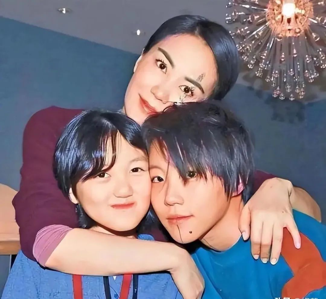 王菲谢霆锋机场撒糖再现世纪牵手,王菲谢霆锋机场牵手对比照