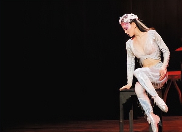 为艺术献身，被丈夫、父亲抛弃，人体模特汤加丽的人生有多悲惨？