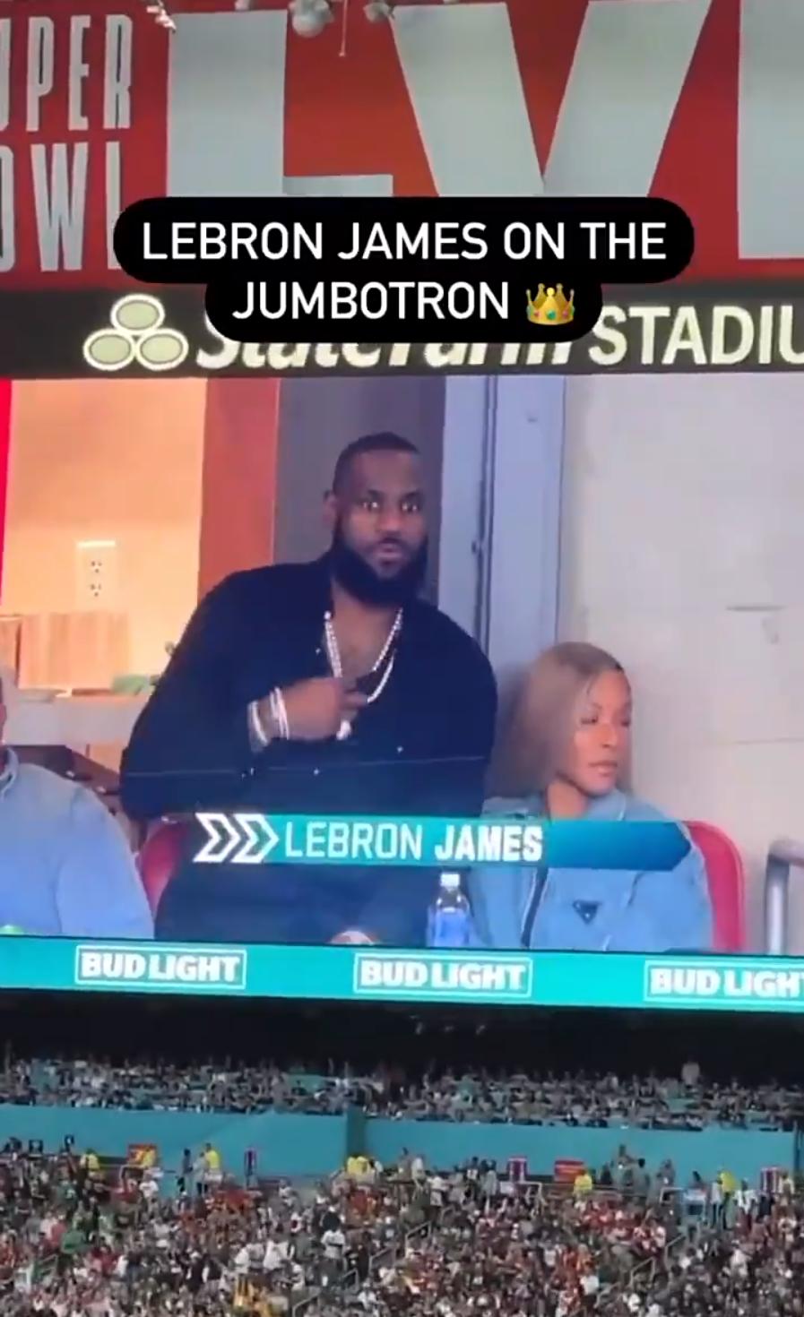 霸气!詹皇超级碗看球被费城球迷抱以嘘声,为自己佩戴王冠回应