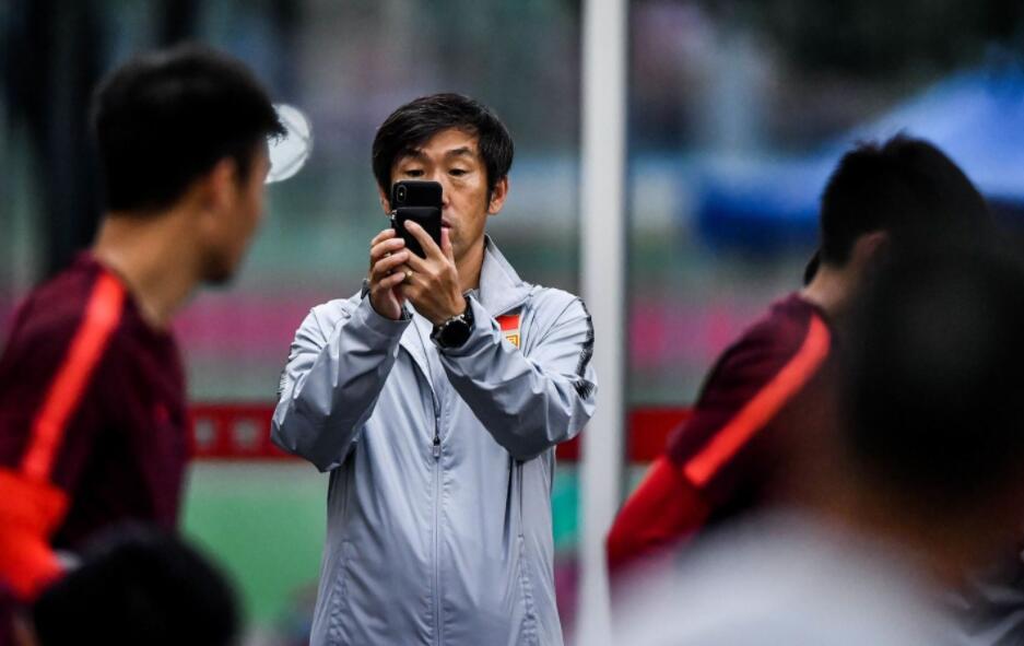 足协最新决定惹众怒，好友潜逃出境，高洪波裁判政策不如陈戌源