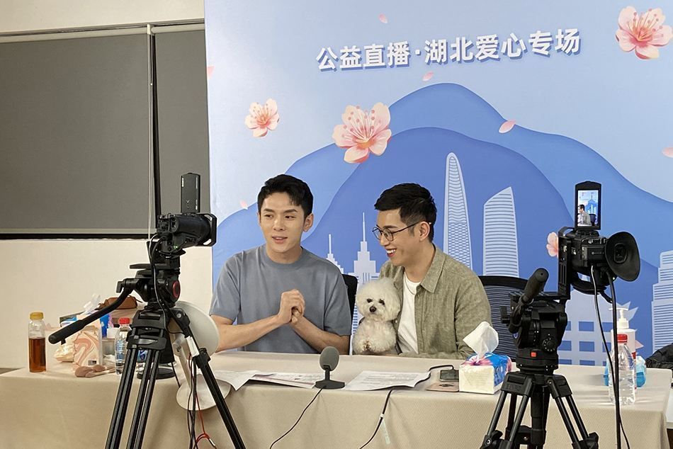 “带货一哥”李佳琦，从月薪三千到年入千万，背后的艰辛谁人知？