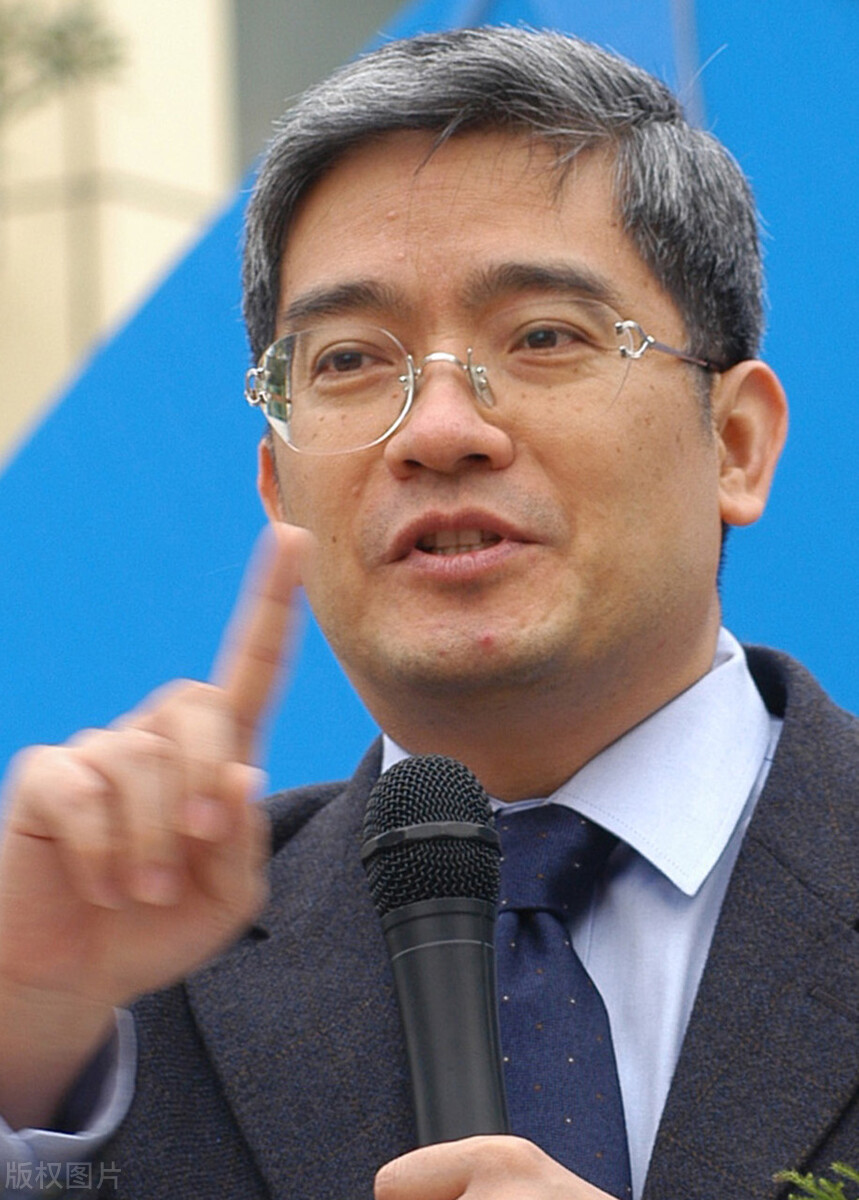 *咸平郎**：*养包**小31岁空姐，联合妻子夺回两套房，还要900万赔偿