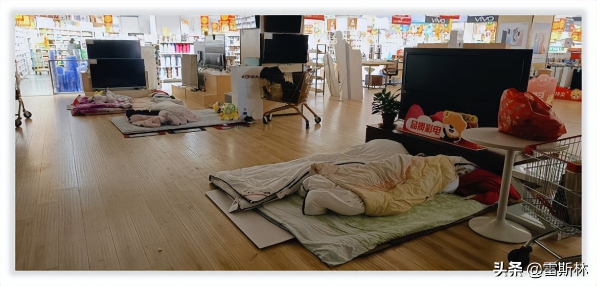 “我在大润发打了32天地铺，才知道疫情下的人最需要什么”