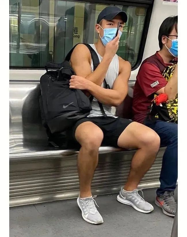 网友拍到穿校服高中生和青春擦肩,网友地铁上拍下的一幕