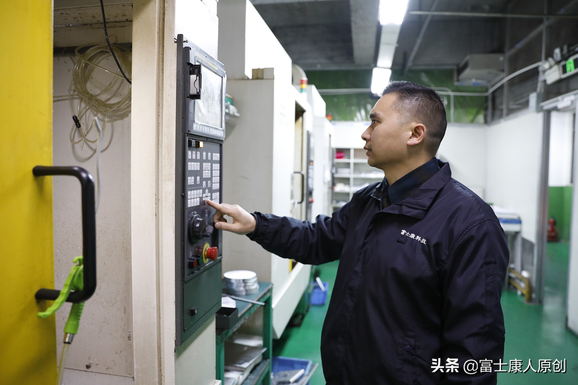 富士康小伙打工被骗,进厂打工的真实生活成都富士康