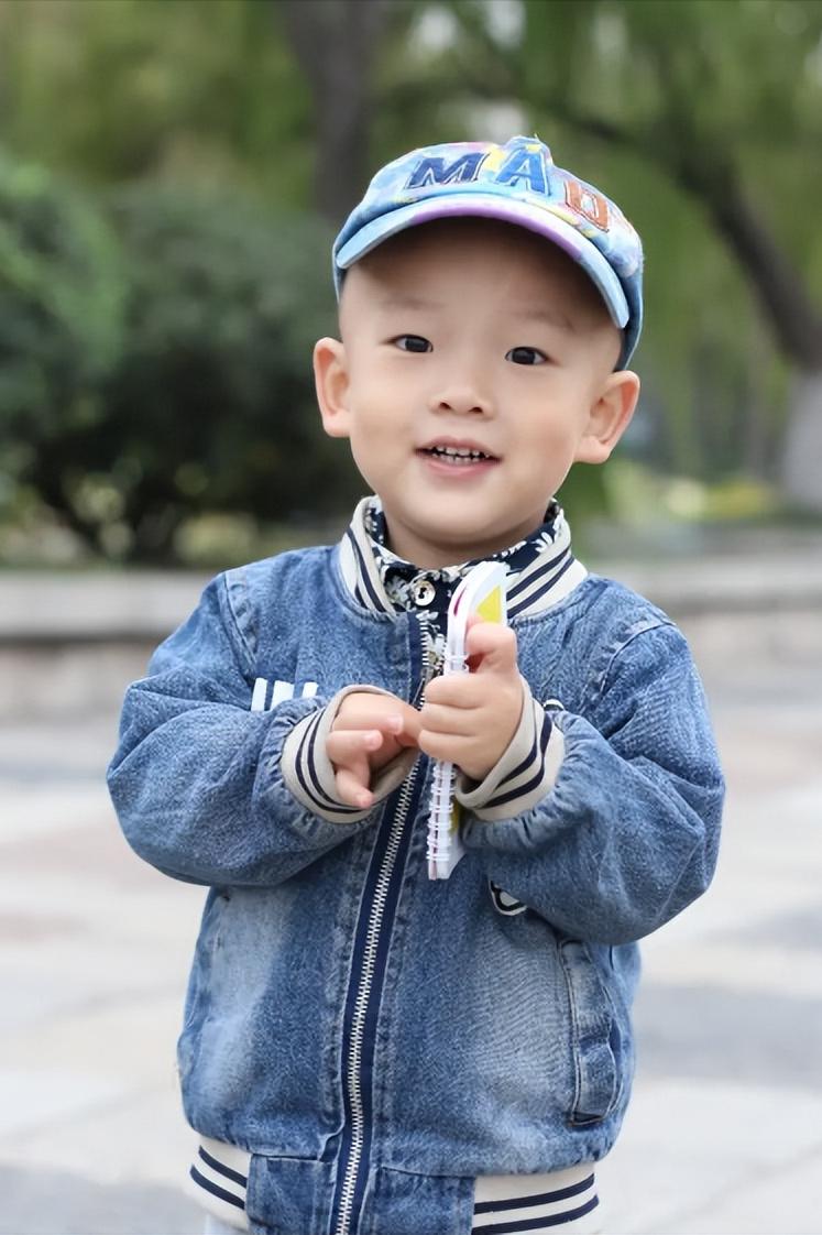 山东女孩李雪珂：24岁当微商年收入千万，未婚生下三个混血宝宝