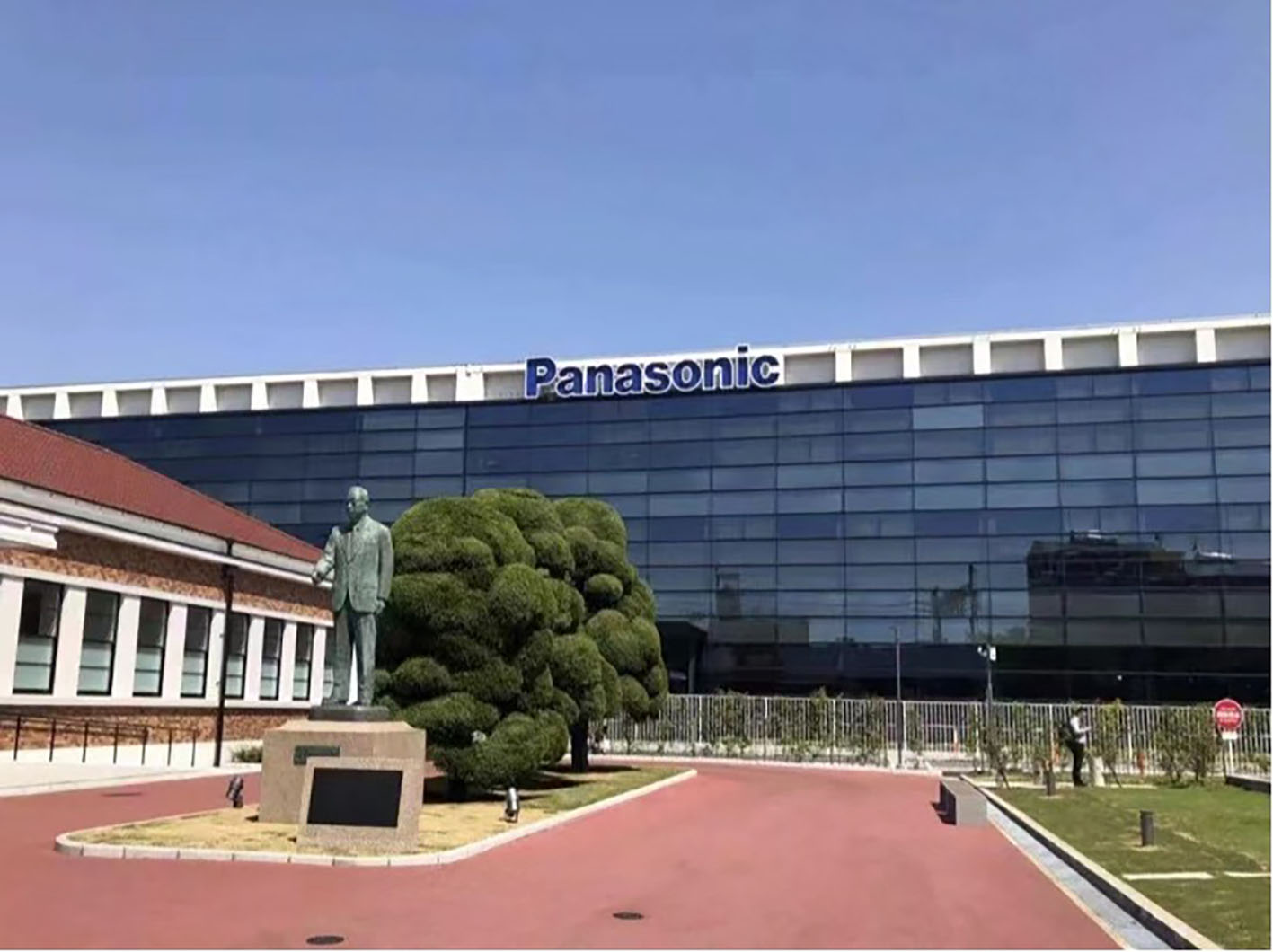 78年邓公外出访问,他紧紧握住一名日本人的手说:请帮助中国