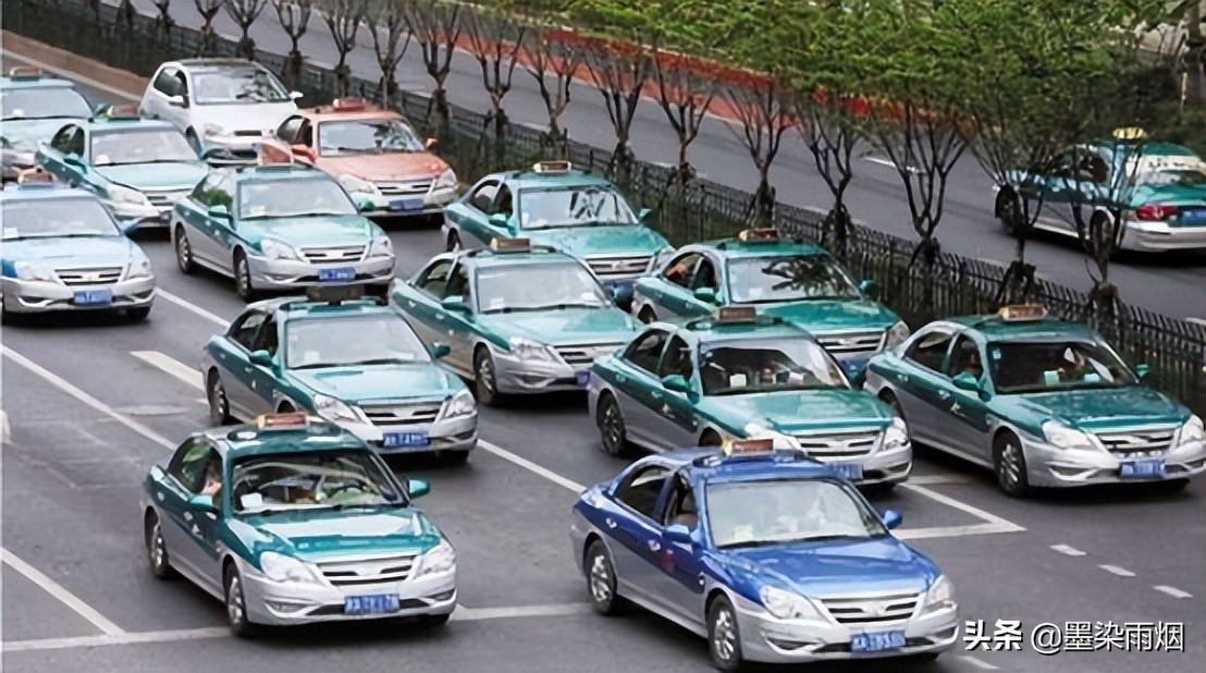 美国小伙把中国美食带回家，父母吃了立马被征服：中国火锅美味