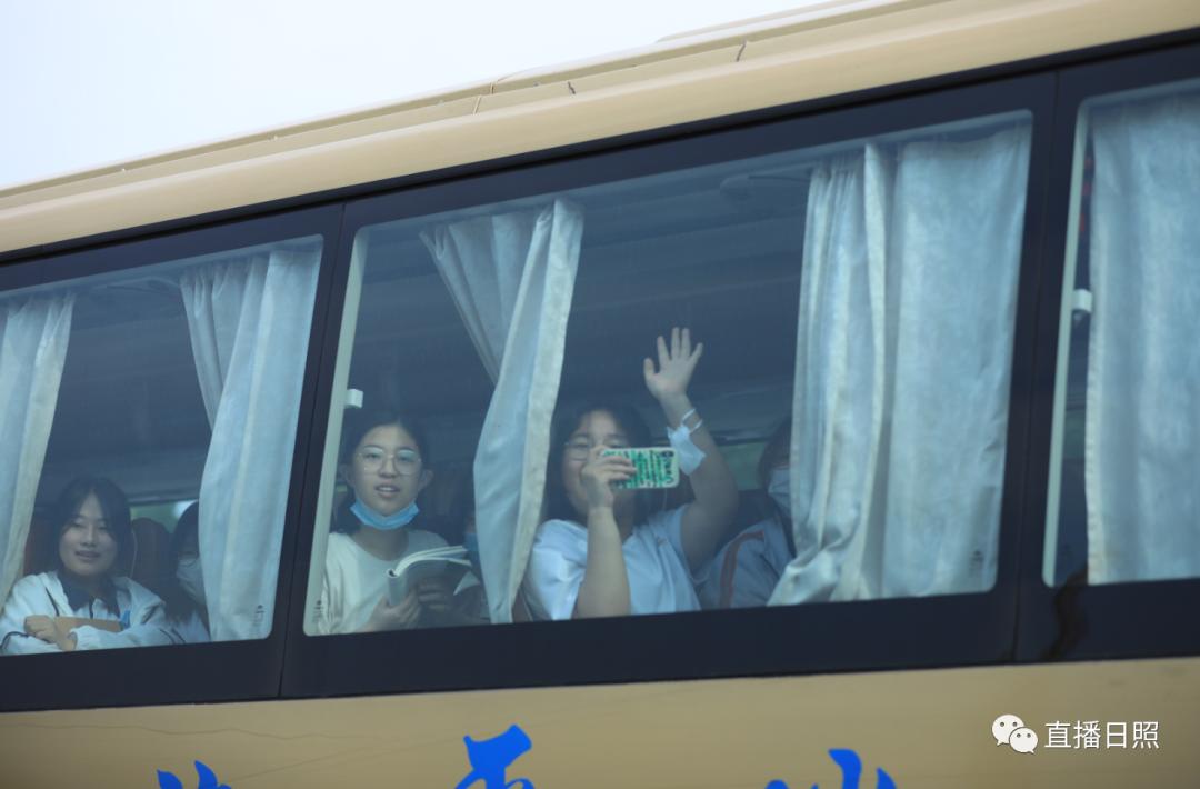 直击2023高考现场暖人瞬间,直击2023高考场外实拍视频