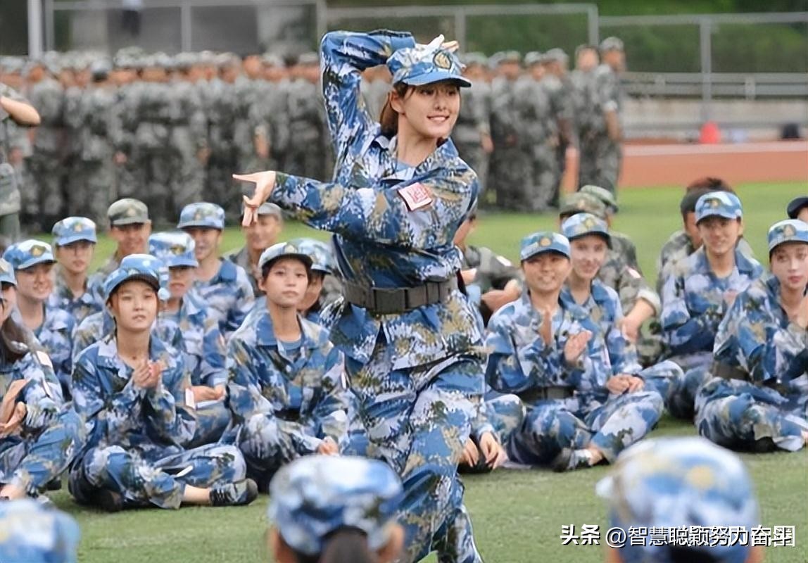 广东某大学一女生因军训太热，脱到只剩内衣，被*拍偷**之后引热议