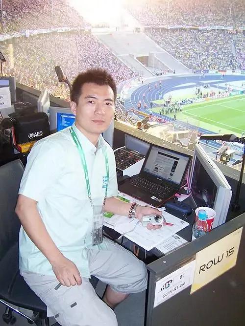 黄健翔前妻是端盘子的吗,足球解说员黄健翔现任妻子