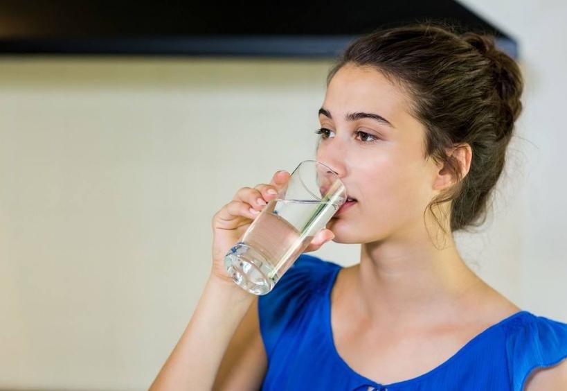 一整天口干口苦舌燥大病预兆,一整天口苦要警惕三种病