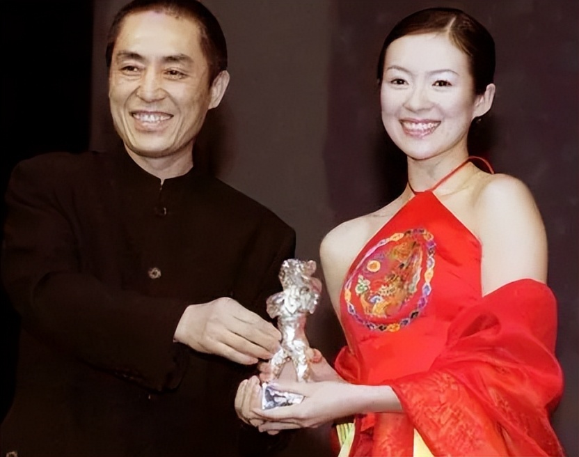 被亲爸张艺谋抛弃，公开点名巩俐毁她童年，张末都经历了什么？