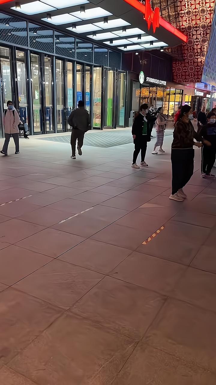 丈夫去买盐回来的途中，看跳广场忘了回家，妻子发现后他撒腿就跑