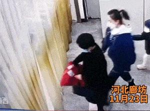 “姑娘你不能挡一下那里么？那东西让人看了很难为情”哈哈哈