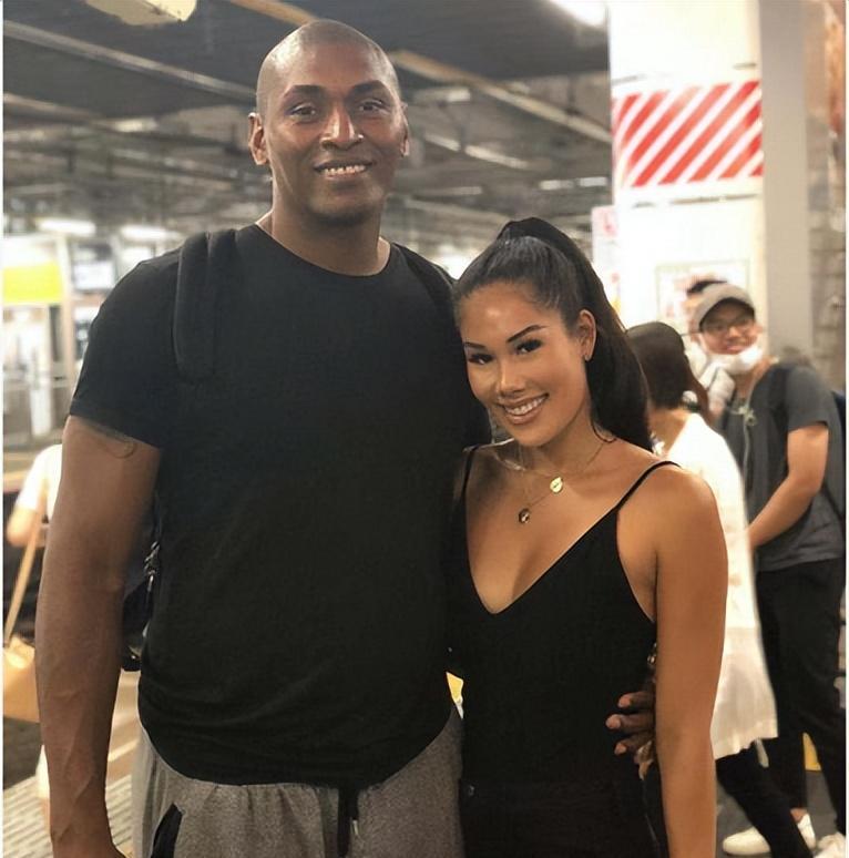 中国女歌手爱上外籍黑人,同居后被家暴至肛裂,如今40岁无人敢娶