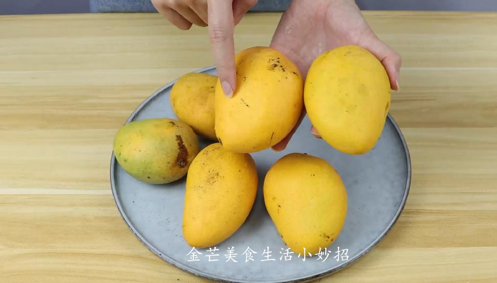 芒果的正确切法不粘手不流汁,不用刀切芒果正确方法