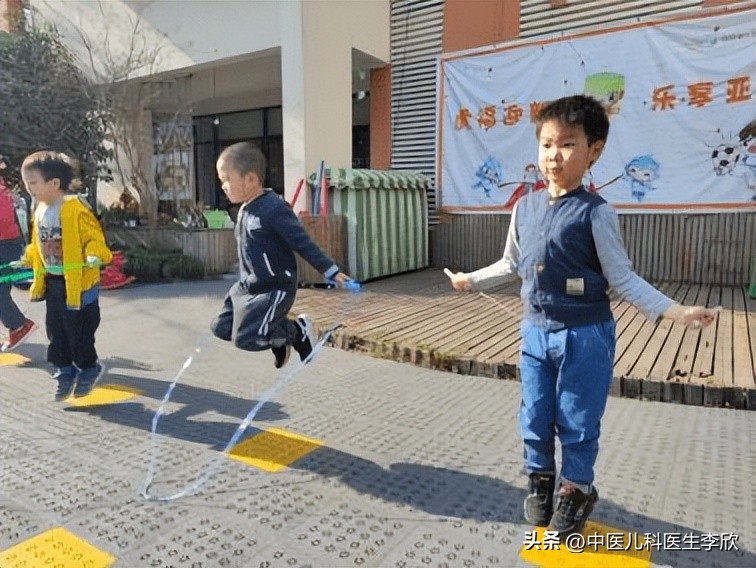 10-15岁孩子长高方法最基本动作,春季长高黄金期孩子长高必练动作