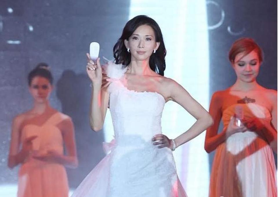 潮汕老板高薪挖美女，花40亿蹭流量，公司要上市却被质疑吃老本？