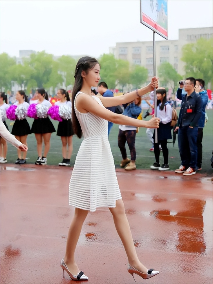 大学生运动会女生火了：清纯校花天花板，女生：满满的都是心机