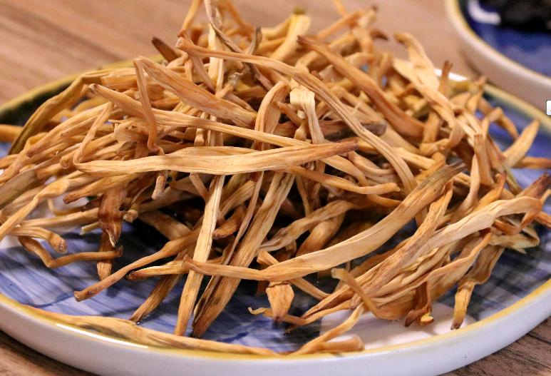 这几种廉价蔬菜晒干后，好吃又美味，保存时间长，用来炒肉真香