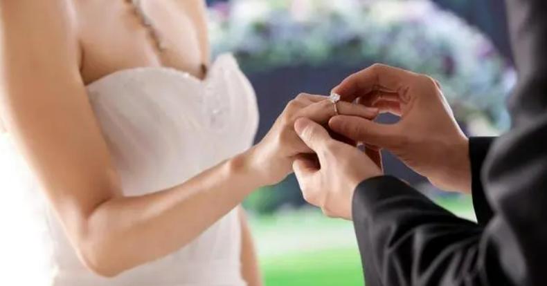 送女朋友礼物是黄金好还是钻石好,送男朋友黄金首饰有什么讲究