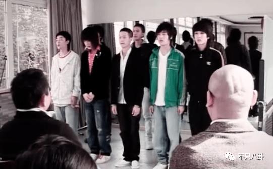 好甜，她嫁给自己的漫画主人公啦